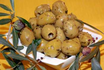 Oliven mit Knoblauch