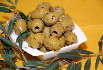 Oliven mit Kräutern und Knoblauch