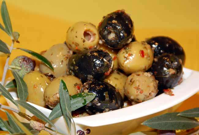 gemischte pikante Oliven