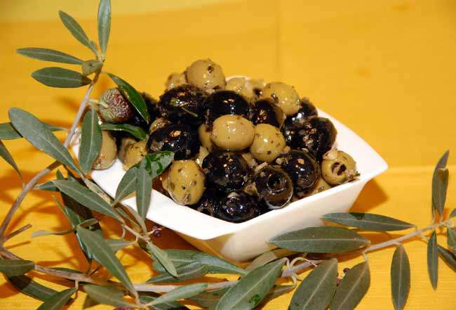 gemischte spanische Oliven
