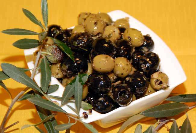 gemischte eingelegte spanische Oliven